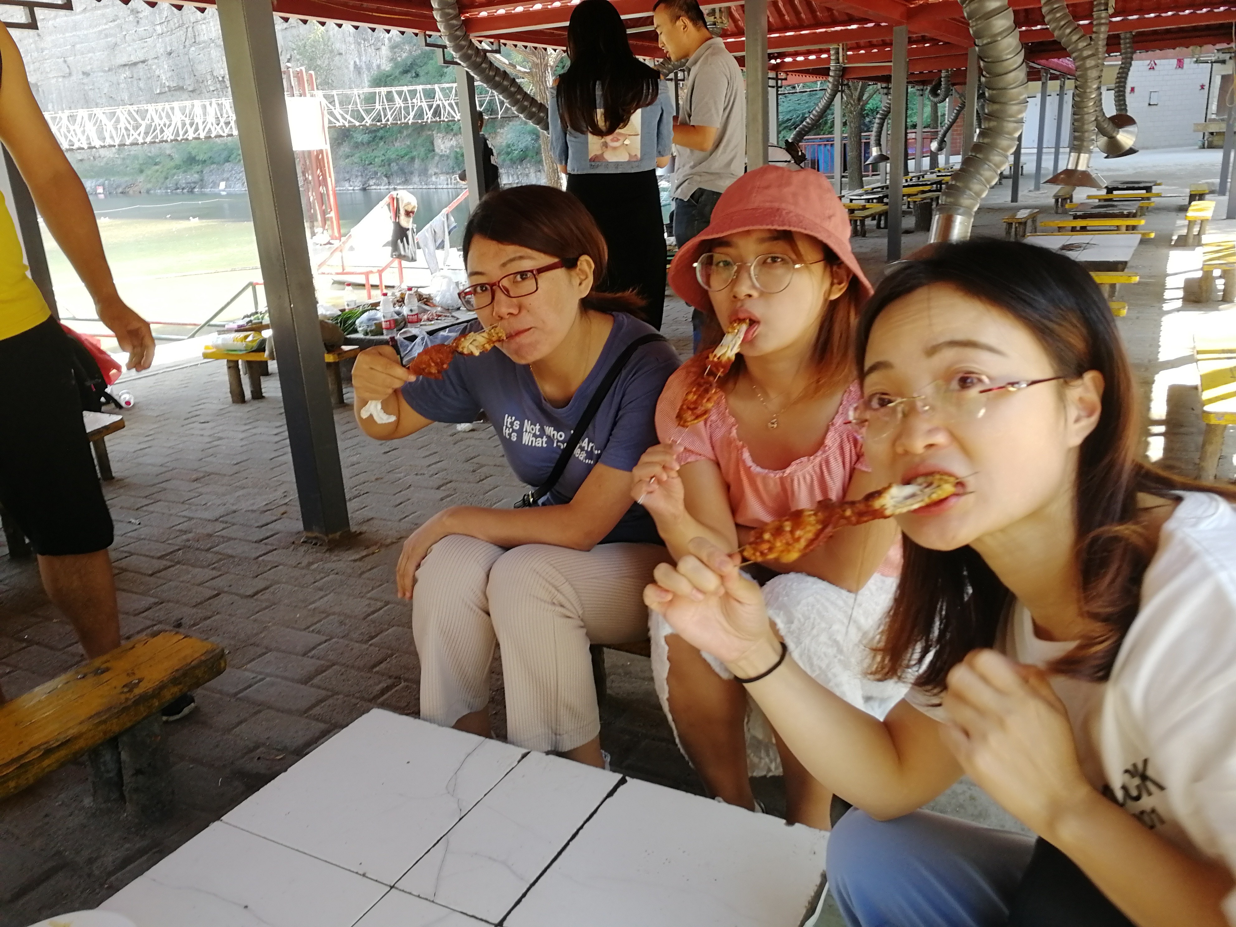 从右往左，闫宝玉,温艳蓉,秦国茹